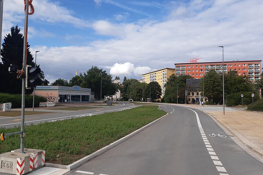 Blick in das erneuerte Anschlussstück der Mühlenstraße, Richtung Stadtbad Blick in das 2026 erneuerte Anschlussstück der Mühlenstraße, Richtung Stadtbad; mit überbreitem KFZ-Fahrstreifen und Radfahrstreifen dazu