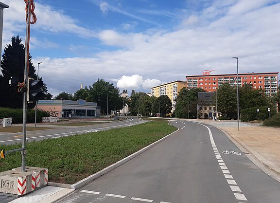 Blick in das 2026 erneuerte Anschlussstück der Mühlenstraße, Richtung Stadtbad; mit überbreitem KFZ-Fahrstreifen und Radfahrstreifen dazu