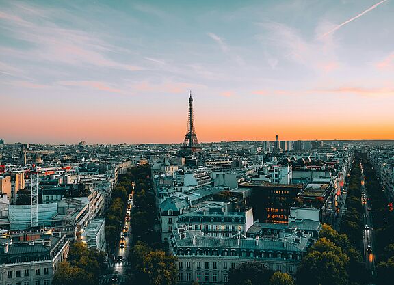 ein Foto von Anthony Tan ( @anthonytan26 ) mit einem Blick auf Paris von unsplash.com