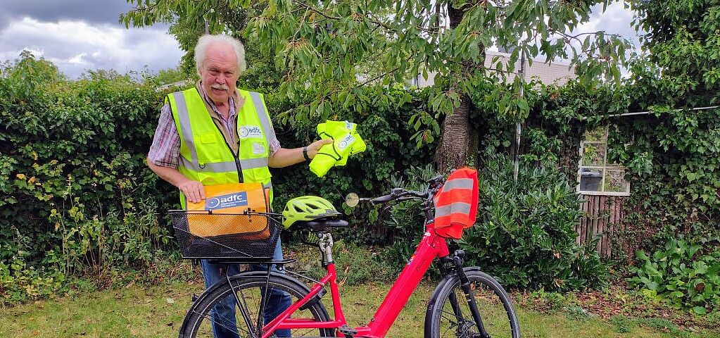 DAS machen wir mit links; Sehen & gesehen werden!" Drei neue gelbe TourGuide®-Westen hält Reinhard Spörer (ＡＤＦＣ-Ortsgruppensprecher Langenhagen und selber ＡＤＦＣ-TourGuide®) in der Linken Hand bereit für die drei neuen Langenhagener Tourenleiter Bernd, Friedhelm und Tom,
