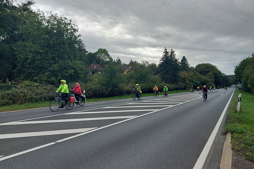 Fahrraddemo 21. September: Abfahrt Saalburg Radfahrende bergab von der Saalburg