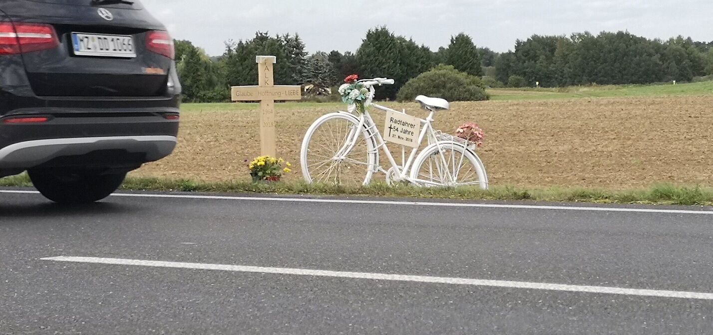 Ghost Bike an der Staatsstraße